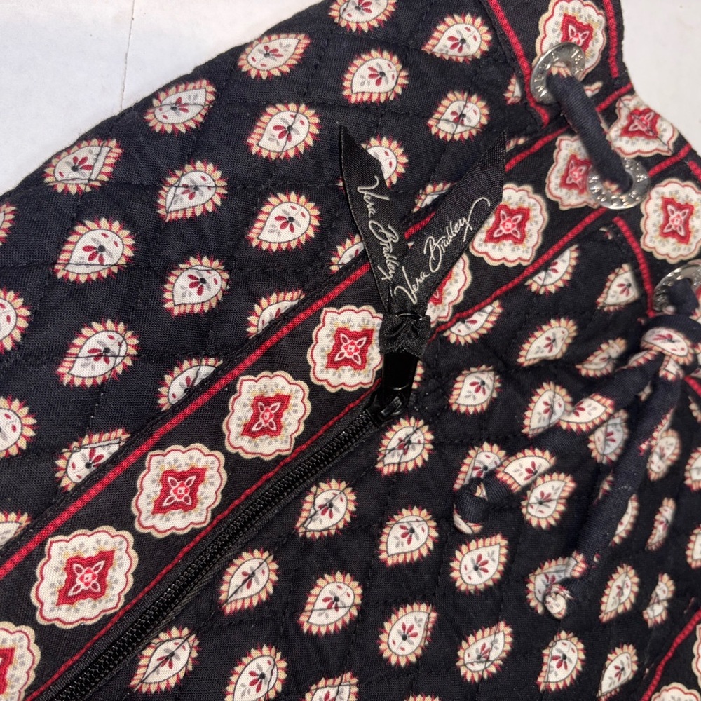 Vera Bradley retired drawstring backpack in the "Classic Black" paisley pattern - Picture 5 of 15